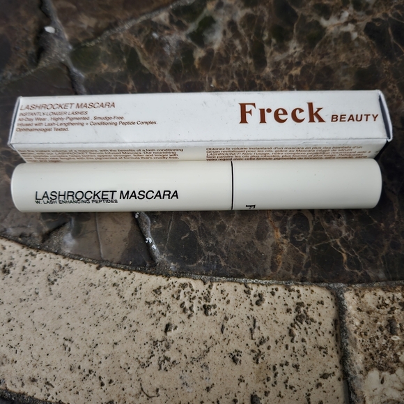 FRECK Beauty LASHROCKET MASCARA with Lash Enhancing Peptides BLACK NWT - Picture 2 of 3